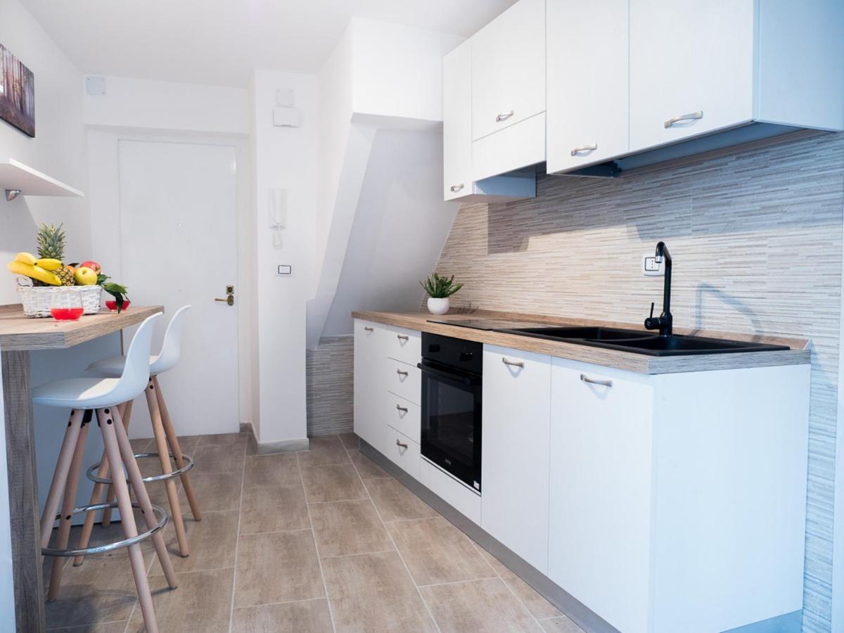 Chiaia Premium Flat, Center, Near Seaside Apartment *